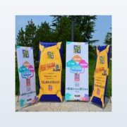 青岛门店促销场景中的X形交叉支架展架,多张便携画面立于展示位