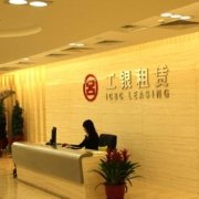 青岛公司形象墙实拍：接待前台后方固定安装立体金属LOGO与公司名，属长期形象墙而非活动临时喷绘背景